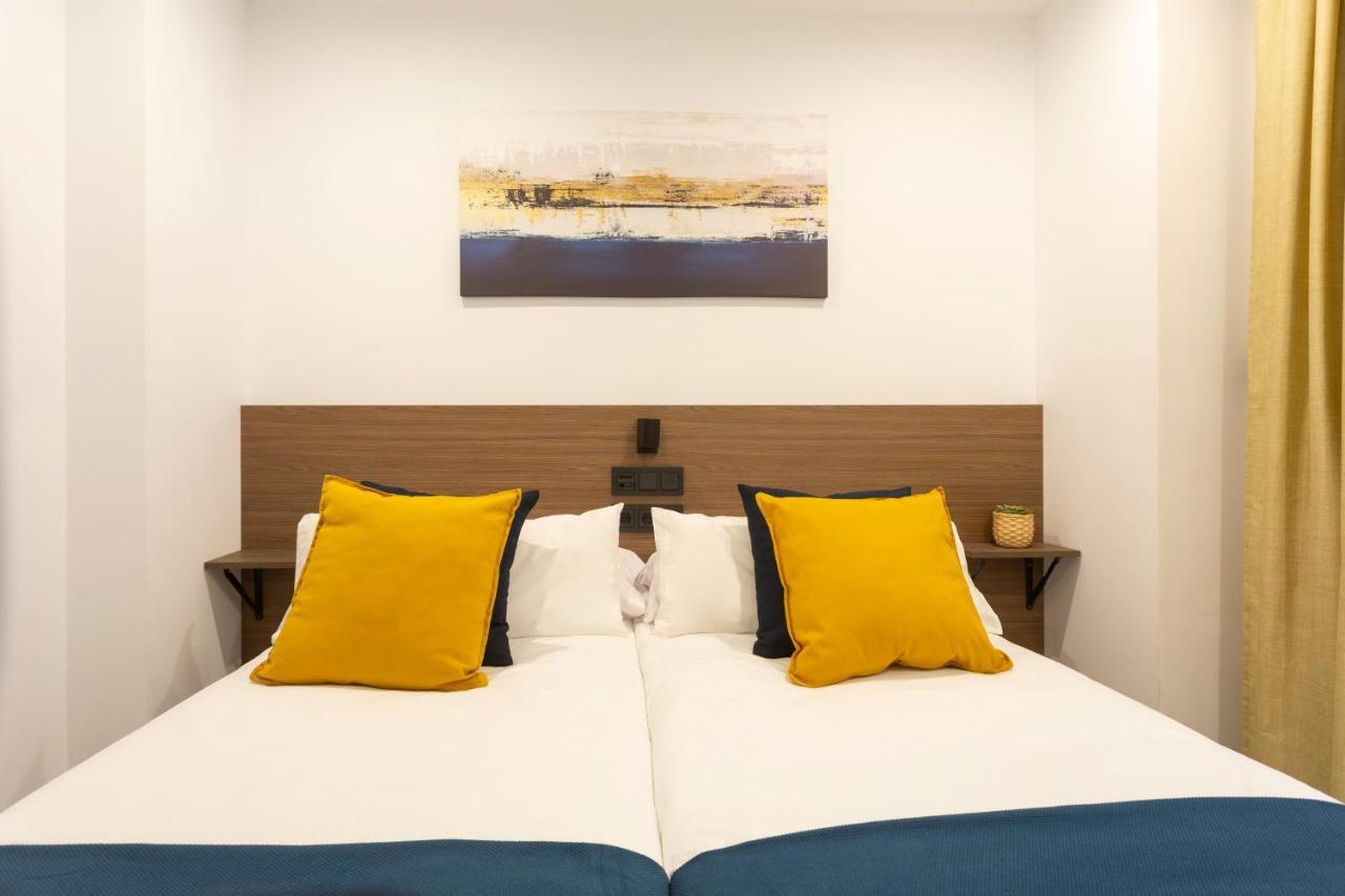 Apartamentos Bajeles Sevilla Urban Bagian luar foto