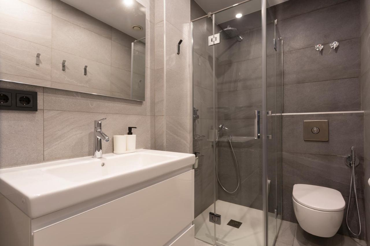 Apartamentos Bajeles Sevilla Urban Bagian luar foto